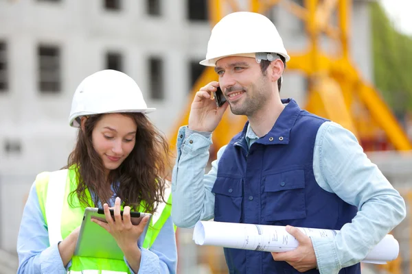 Porträt von Arbeitskollegen auf einer Baustelle — Stockfoto