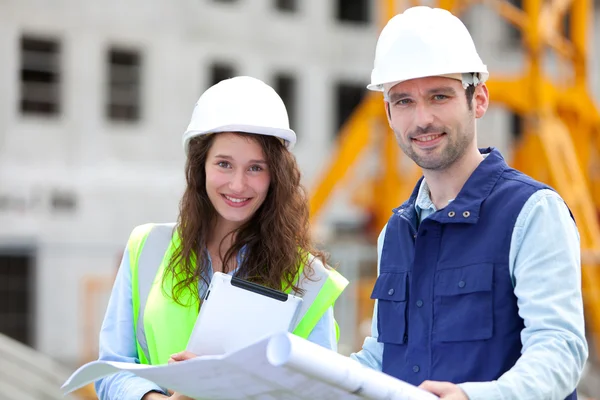 Portrait of co-workers on a construction site — Stock Photo, Image