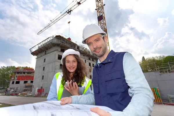 Co-workers working on a construction site — Stock Photo, Image