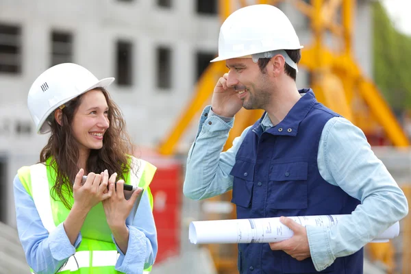 Porträtt av medarbetare på en byggarbetsplats — Stockfoto