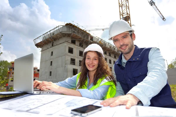 Colaboradores que trabajan en una obra de construcción — Foto de Stock