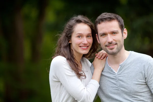 Retrato de um jovem casal feliz na natureza — Fotografia de Stock