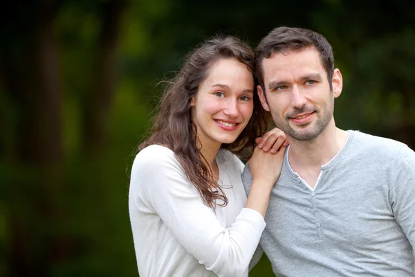 Portret młoda szczęśliwa para w naturze — Zdjęcie stockowe