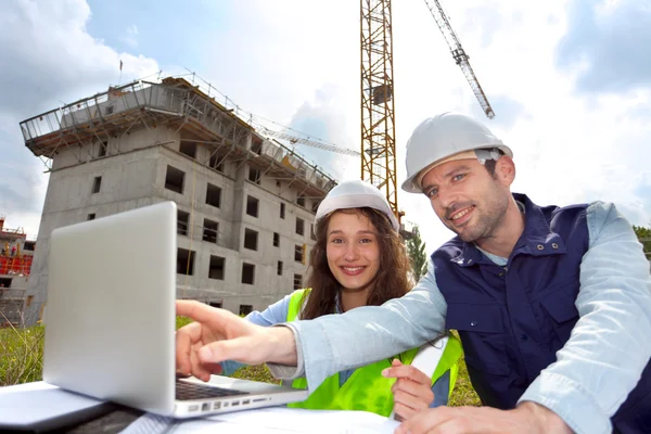 Co-workers working on a construction site — Stock Photo, Image