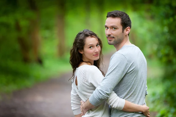 Porträt eines jungen glücklichen Paares in der Natur — Stockfoto