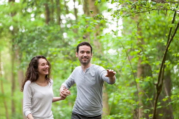 Junges Paar spaziert im Wald — Stockfoto