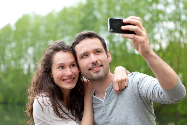 若いカップル、公園で selfie 写真を撮る — ストック写真
