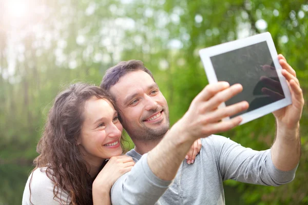 Jeune couple prenant des photos selfie au parc — Photo