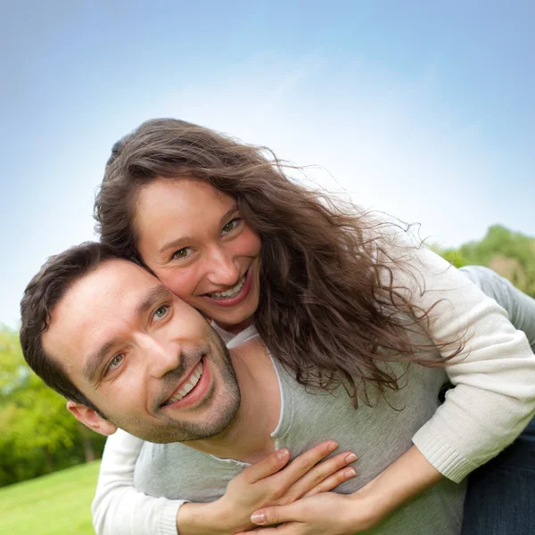 Joven pareja feliz divirtiéndose en el parque — Foto de Stock