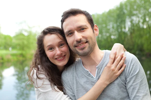 Jovem casal feliz se divertindo no parque — Fotografia de Stock