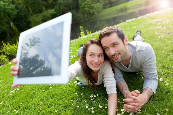 Jovem casal tirando foto selfie no parque — Fotografia de Stock