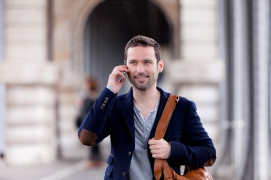 Paris'teki Smartphone kullanarak çekici genç bir adam