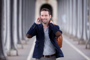 Paris'teki Smartphone kullanarak çekici genç bir adam
