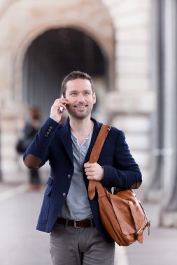 Paris'teki Smartphone kullanarak çekici genç bir adam