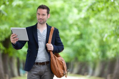 Paris'teki tablet kullanarak çekici genç bir adam