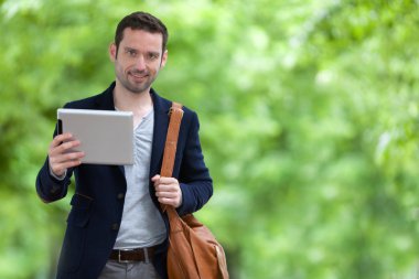 Paris'teki tablet kullanarak çekici genç bir adam