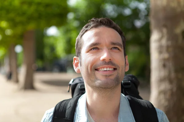 Jonge aantrekkelijke reiziger in Parijs — Stockfoto