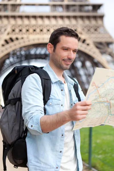 Mapa turístico atractivo joven de la lectura en París — Foto de Stock