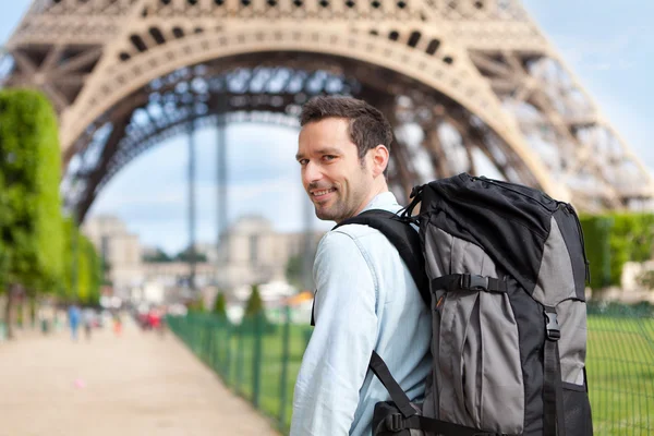 Fiatal, vonzó utazási Párizsban — Stock Fotó