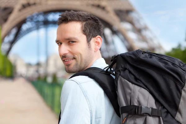 Joven viajero atractivo en París — Foto de Stock