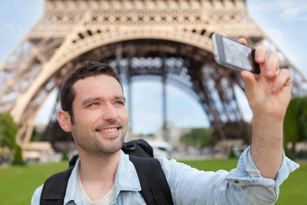 Ung attraktiv turist tar selfie i paris — Stockfoto