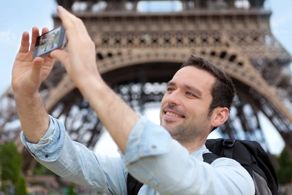 Jovem turista atraente tirando selfie em Paris — Fotografia de Stock