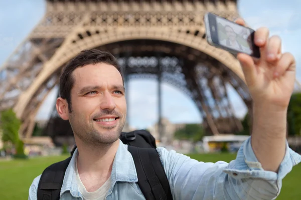 Ung attraktiv turist tar selfie i paris — Stockfoto