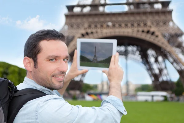 Jovem turista atraente tirar foto em Paris — Fotografia de Stock