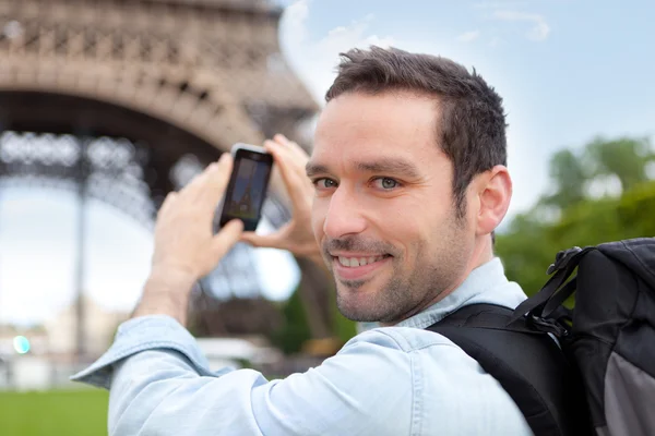 Jeune touriste séduisant prenant des photos à Paris — Photo