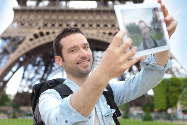 Jonge aantrekkelijke toeristische nemen selfie in Parijs — Stockfoto