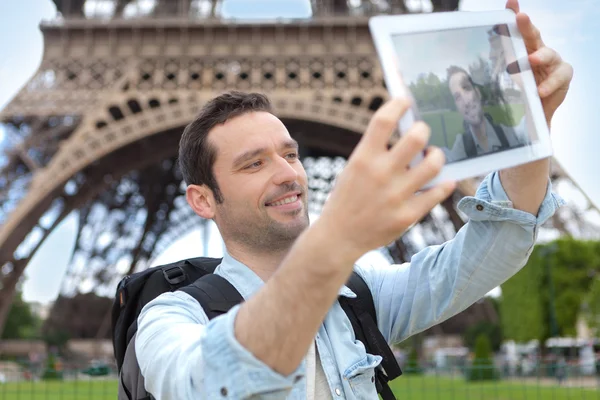 Jonge aantrekkelijke toeristische nemen selfie in Parijs — Stockfoto