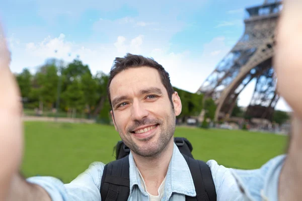Ung attraktiv turist tar selfie i paris — Stockfoto