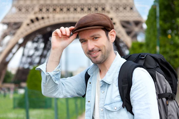 Joven viajero atractivo en París — Foto de Stock