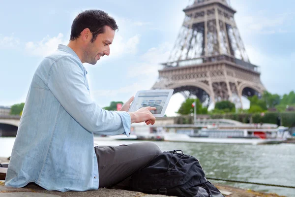 Joven turista atractivo usando tableta en París —  Fotos de Stock