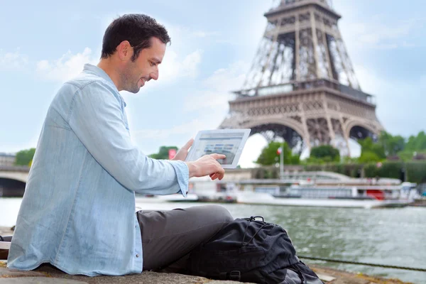 Jonge aantrekkelijke toeristische met behulp van Tablet PC in Parijs — Stockfoto