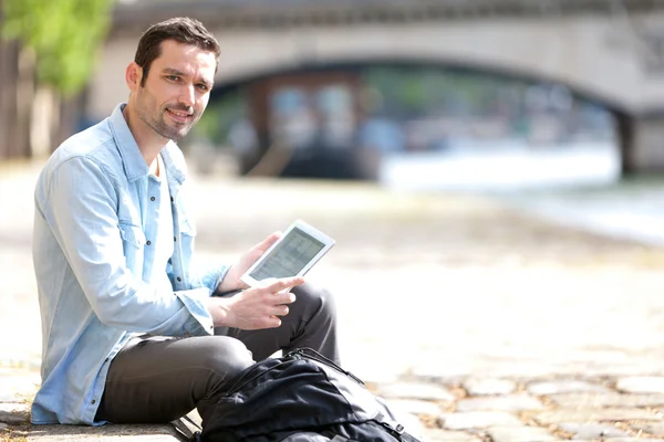 Jovem turista atraente usando tablet em Paris — Fotografia de Stock