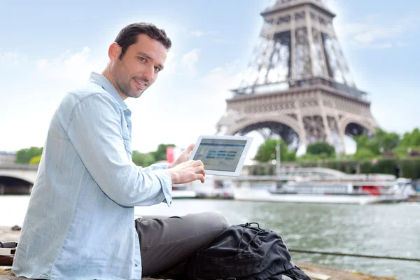 Jonge aantrekkelijke toeristische met behulp van Tablet PC in Parijs — Stockfoto