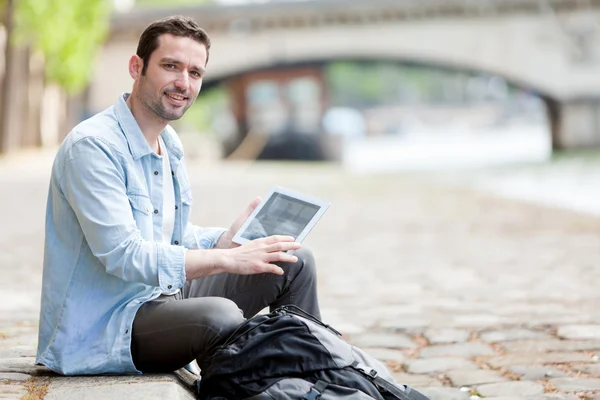 Jonge aantrekkelijke toeristische met behulp van Tablet PC in Parijs — Stockfoto