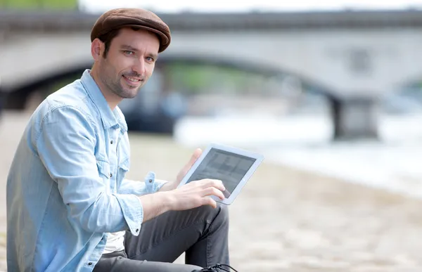 Jonge aantrekkelijke toeristische met behulp van Tablet PC in Parijs — Stockfoto