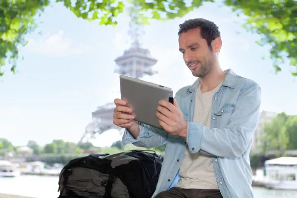 Jovem turista atraente usando tablet em Paris — Fotografia de Stock