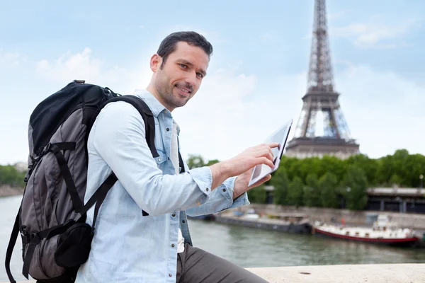 Paris'teki tablet kullanarak genç çekici turizm — Stok fotoğraf