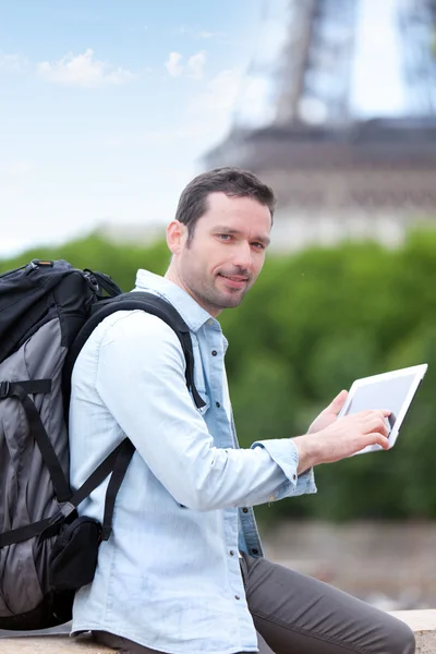 Young attractive tourist using tablet in Paris — Stock Photo, Image