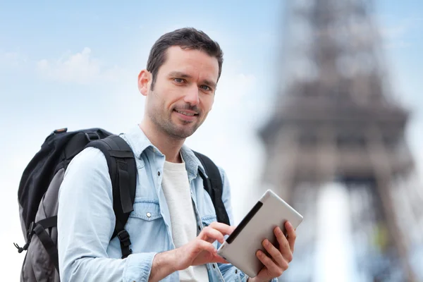 Jonge aantrekkelijke toeristische met behulp van Tablet PC in Parijs — Stockfoto