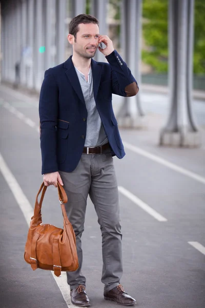 Joven hombre atractivo usando el teléfono inteligente en París —  Fotos de Stock