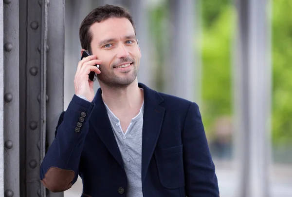 Young attractive man using smartphone in Paris — Stock Photo, Image