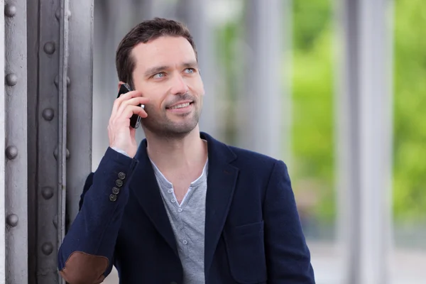 Joven hombre atractivo usando el teléfono inteligente en París —  Fotos de Stock