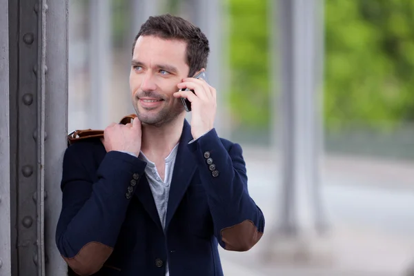 Молодой привлекательный мужчина с помощью смартфона в Париже — стоковое фото