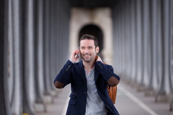 Aantrekkelijke jongeman met behulp van smartphone in Parijs — Stockfoto