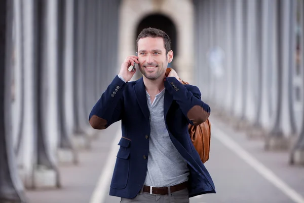 Mladý atraktivní muž pomocí smartphone v Paříži — Stock fotografie