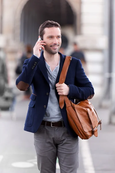 Ελκυστική νεαρός χρησιμοποιώντας smartphone στο Παρίσι — Φωτογραφία Αρχείου